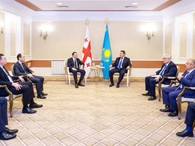 
                    Главы правительств Казахстана и Грузии провели встречу в Алматы
                