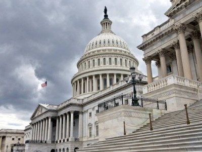 
                    В США автомобиль врезался в полицейских у Капитолия
                