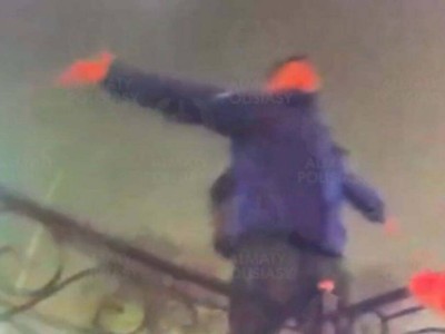 
                    Мужчина пытался спрыгнуть с моста в Алматы
                