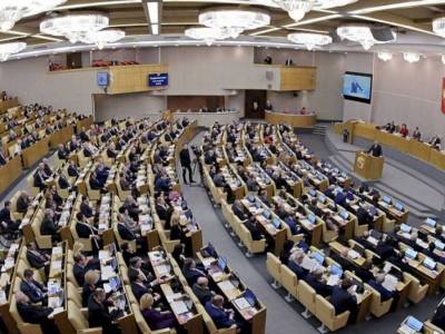 
                    Госдума РФ приняла поправки, разрешающие президенту вновь баллотироваться на этот пост
                
