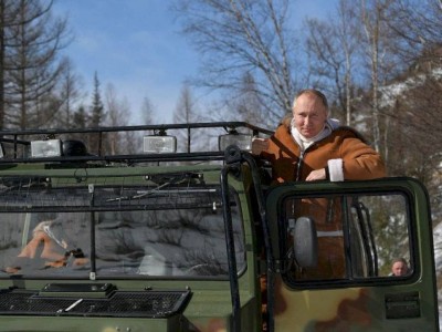 
                    Путин покатал Шойгу по тайге
                