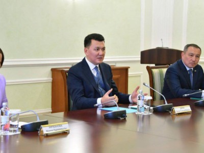 
                    Ерлан Карин встретился с лидерами фракций Мажилиса
                