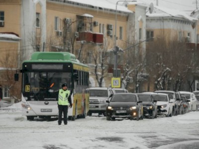 
                    Снегопад оставил атыраусцев без света
                