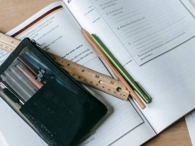 
                    В Казахстане 26 абитуриентов отстранены за смартфоны и шпаргалки на ЕНТ 
                