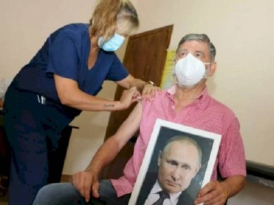 
                    Мэр аргентинского города привился с портретом Путина в руках
                