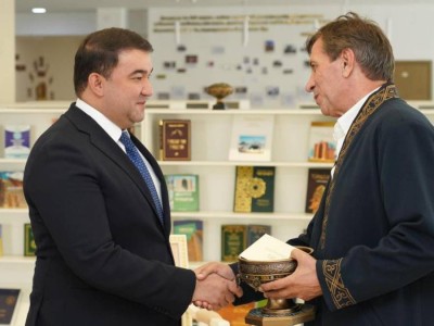 
                    Аким Туркестанской области обсудил с режиссером Дворцевым съемки нового фильма
                
