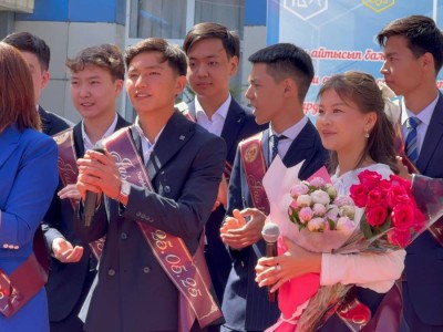 
                    В школах Алматы прошли торжественные линейки для выпускников
                