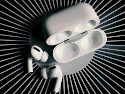 
                    В сети обнародовали фото AirPods третьего поколения
                