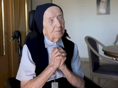 
                    Французская долгожительница переболела коронавирусом накануне 117-летия
                