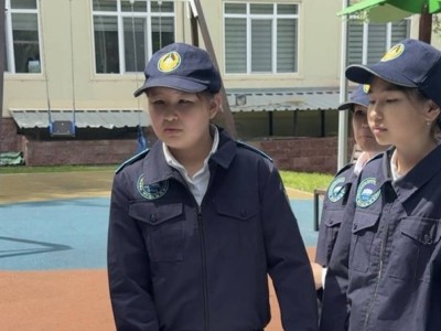 
                    Алматинские школьники примерили полицейскую форму 
                