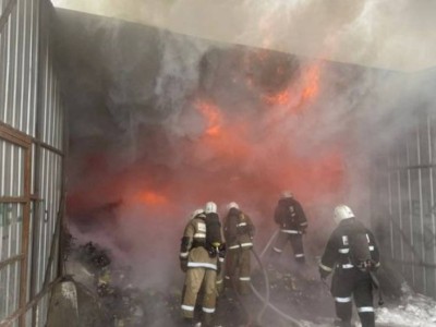 
                    Крупный пожар в районе алматинской барахолки: со складов эвакуируют товары
                