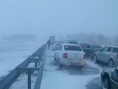 
                    За сутки полицейские сопроводили порядка 800 автомашин, застрявших в непогоду на трассе
                
