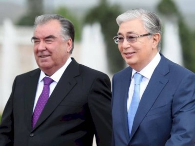 
                    Касым-Жомарт Токаев встретил в столичном аэропорту Эмомали Рахмона
                