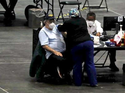 
                    В США разрешили смешивать разные вакцины от коронавируса
                