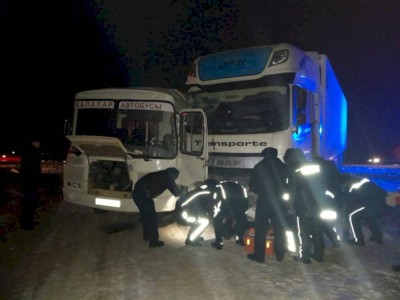 
                    Школьный автобус столкнулся с грузовиком на автодороге Актобе - Астрахань
                