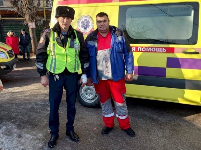 
                    Полицейский и врач скорой помощи вынесли женщину из горящего дома в Алматы
                