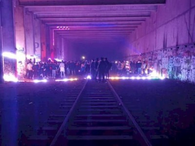 
                    Французские жандармы пострадали при разгоне подпольной вечеринки
                