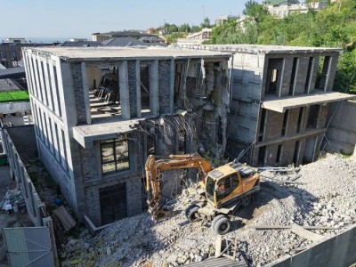 
                    В Бостандыкском районе Алматы продолжается снос сразу двух незаконных объектов
                