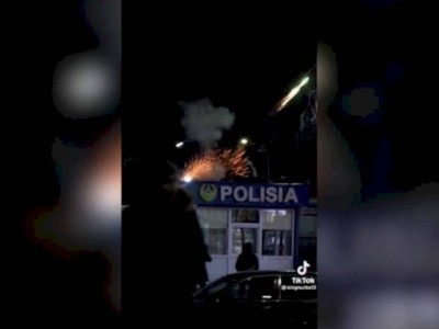 
                    В Алматы задержали блогера, запустившего фейерверк с крыши поста полиции
                