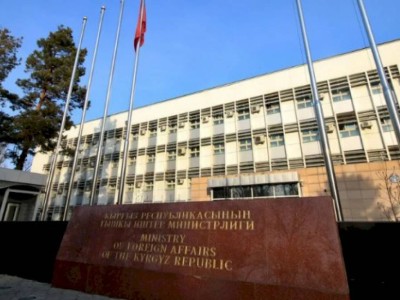 
                    Кыргызстан обеспокоен возможными негативными последствиями новых правил въезда в Казахстан
                