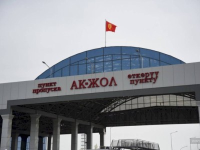 
                    Двух депутатов парламента Кыргызстана задержали на границе с Казахстаном
                