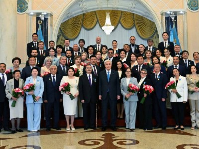 
                    Токаев вручил госнаграды деятелям культуры и искусства 
                