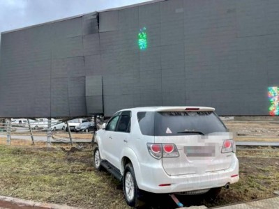 
                    В Актобе девушка на внедорожнике наехала на LED-экран
                