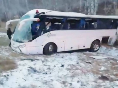 
                    Автобус из Казахстана опрокинулся в кювет в России, есть пострадавшие
                
