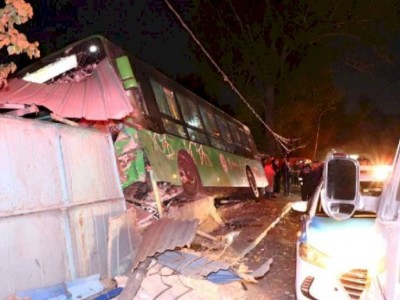 
                    Директор автопарка пообещал восстановить дом, в который влетел автобус в Алматы
                