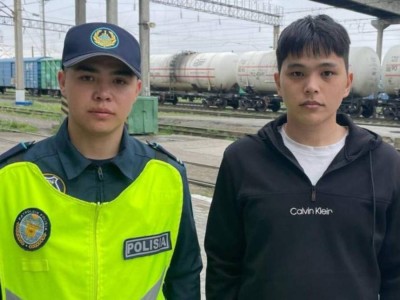 
                    Транспортный полицейский и студент спасли мужчину на станции Костанай
                