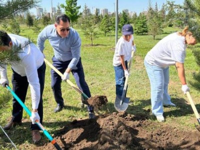 
                    В Астане провели акцию по посадке деревьев ко Дню семьи 
                