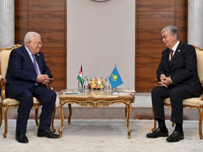 
                    Президенты Казахстана и Палестины встретились в Астане
                