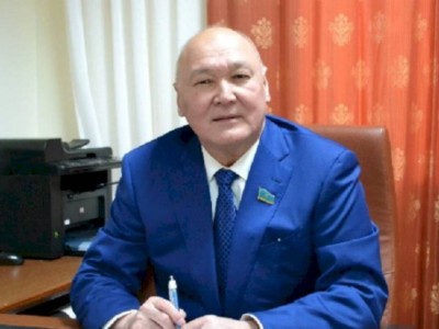 
                    Жуматай Алиев сдал документы в Центризбирком
                