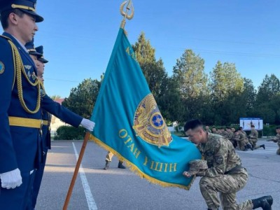 
                    В Алматинском гарнизоне солдаты простились с Боевым знаменем
                