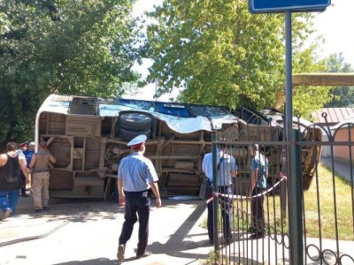
                    В Уральске на перекрестке столкнулись два пассажирских автобуса
                