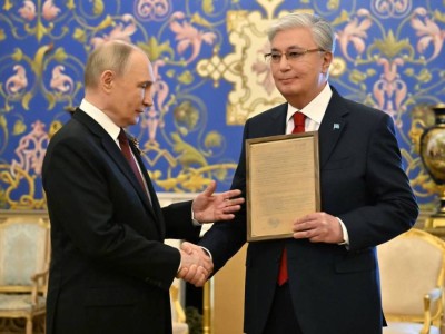 
                    Путин передал Токаеву наградной лист на присвоение его отцу звания Героя Советского Союза 
                