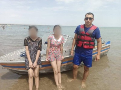 
                    На Капшагае спасатели вытащили из воды двух тонущих сестер-близняшек
                