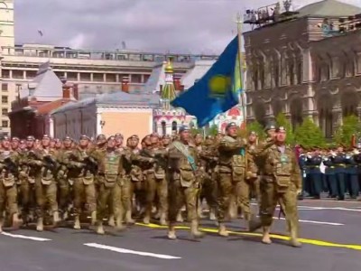 
                    Токаев поприветствовал военнослужащих Вооруженных сил Казахстана, участвующих в параде на Красной площади
                