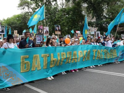
                    «Батырларға тағзым»: алматинцы пронесли огромный флаг Казахстана в честь героев-казахстанцев
                