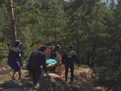 
                    В Бурабае спасатели на носилках спустили с горы женщину со сломанной ногой
                