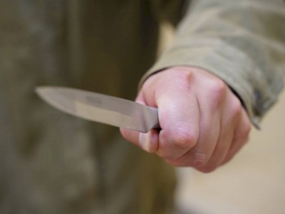 
                    В Алматы вооруженный ножом мужчина разгуливал по парапету
                
