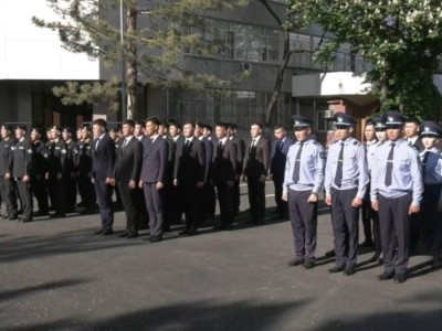 
                    Первые офицерские погоны вручили молодым полицейским в Алматы
                