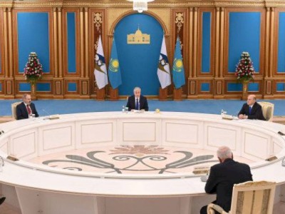 
                    Президент Казахстана провел встречу с главами правительств стран ЕАЭС
                