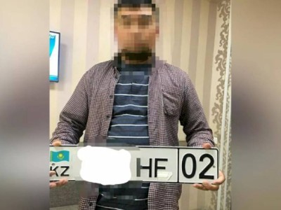 
                    Алматинский таксист пытался обмануть системы видеонаблюдения с помощью скотча
                