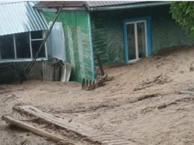 
                    В Текели спасатели ищут пропавшую во время схода селя пятилетнюю девочку
                