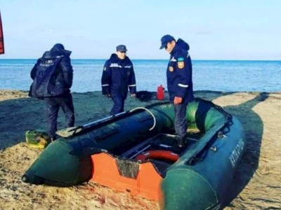 
                    Продолжаются поиски двух пропавших рыбаков на Каспии
                