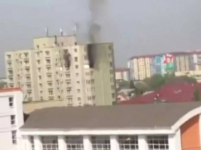 
                    Более 60 человек эвакуировали из горящей высотки в Алматы
                