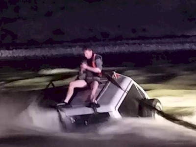 
                    Внедорожник застрял посреди реки Каратал в Талдыкоргане
                