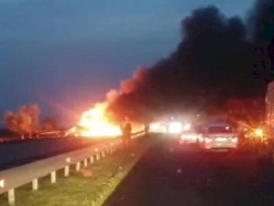 
                    Фура с бытовой техникой сгорела на трассе в Туркестанской области
                