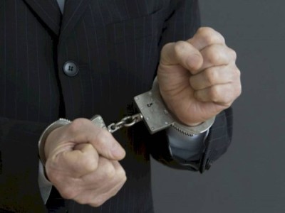 
                    Чиновника в Туркестанской области подозревают в получении взятки
                